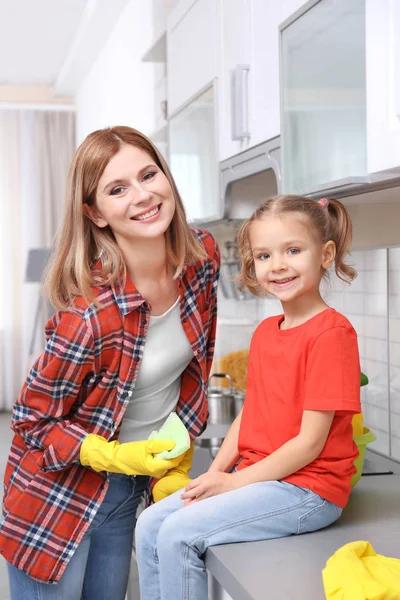 Menina Com Mãe Durante Limpeza Cozinha — Fotografia de Stock