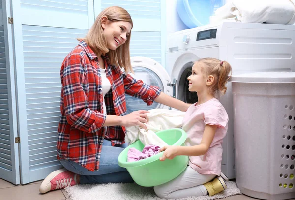 Donna e figlia facendo lavanderia — Foto Stock
