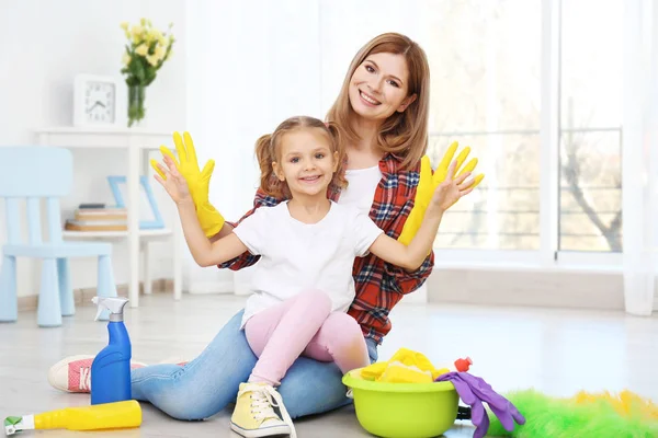 Liten flicka och hennes mamma — Stockfoto