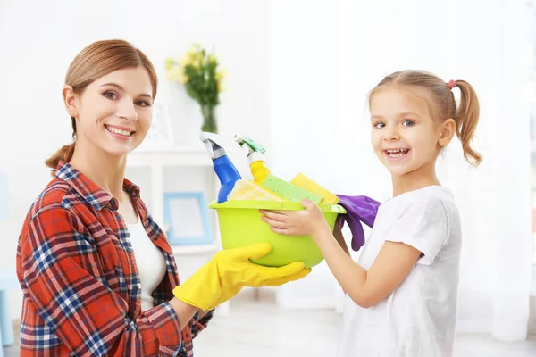 Kleines Mädchen und ihre Mutter — Stockfoto