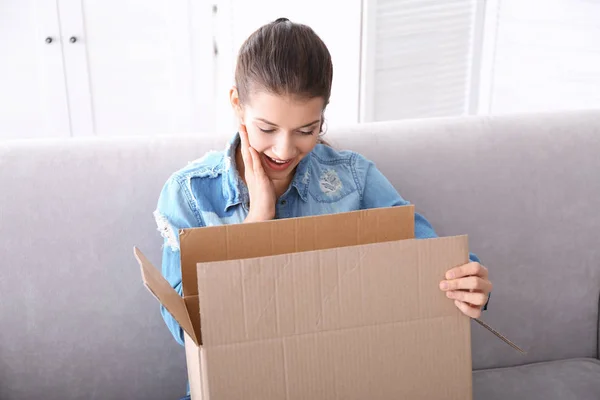 若い女性を開いているボックス — ストック写真
