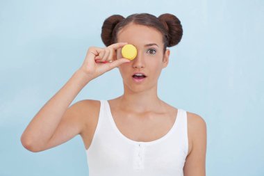 Macaron ile şirin kız 