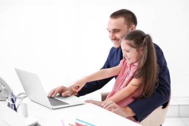 Ofiste çalışan yardımcı baba