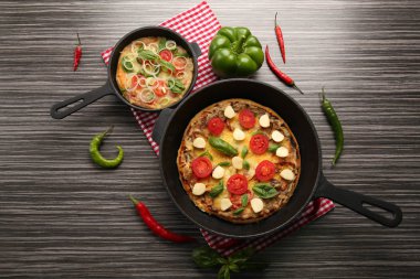 Taze pişmiş pizza.