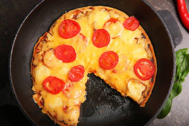 Taze pişmiş pizza.