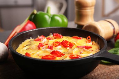 Taze pişmiş pizza.