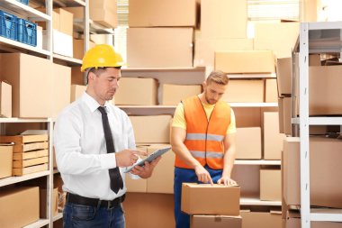 tablet ile genç işadamı  