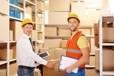 İş adamları el sıkışıyor