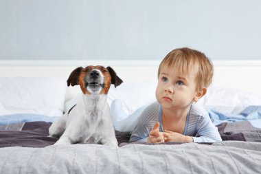 komik köpek olan küçük çocuk