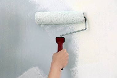 genç kadın boyama duvar