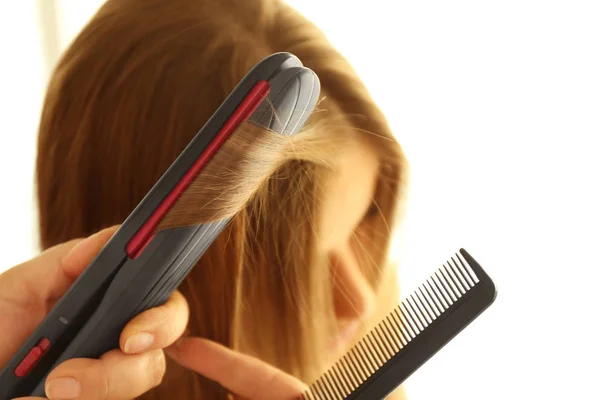 Glättende Frau Lange Haare Nahaufnahme — Stockfoto