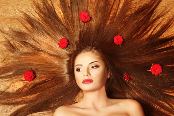 Красивая Девушка Здоровыми Волосами Розой Крупным Планом — стоковое фото