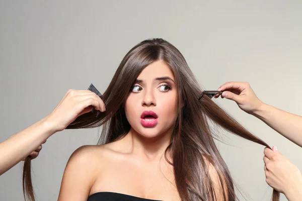 Hacer Peinado Mujer Sobre Fondo Claro —  Fotos de Stock