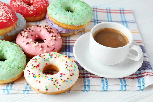 Leckere Donuts und eine Tasse Kaffee — Stockfoto