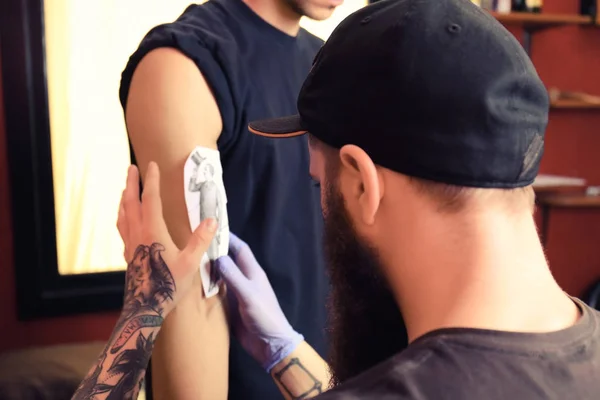 男性の腕にスケッチを添付のスタジオでタトゥー マスター — ストック写真