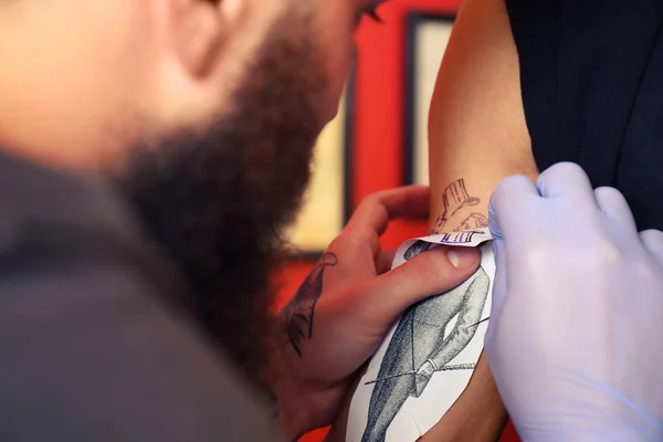 Мастер Татуировки Студии Накладывает Эскиз Руку Мужчины Закрывает Обзор — стоковое фото