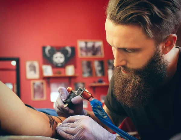 Artista Profesional Haciendo Tatuaje Salón Vista Cerca —  Fotos de Stock