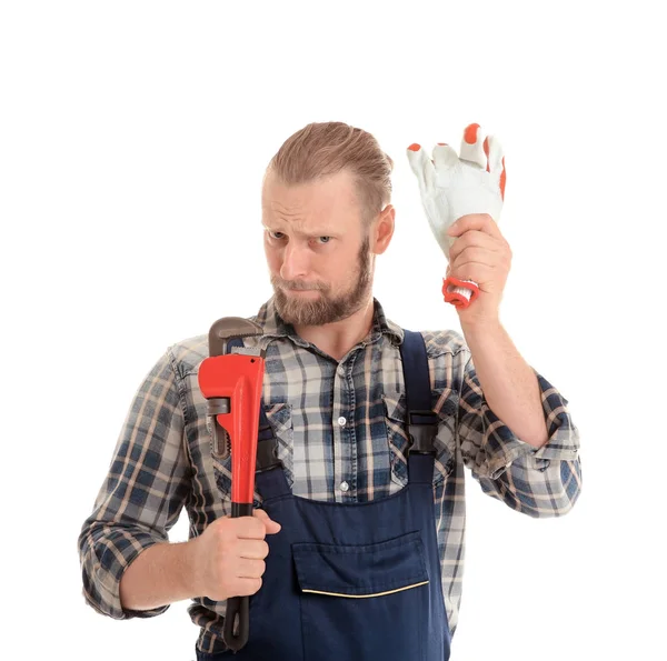 Portrét legrační instalatér s kleště na trubky a rukavice izolované na bílém — Stock fotografie