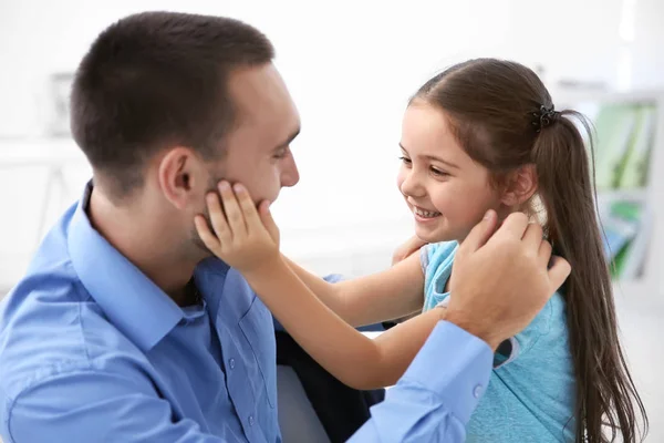 Gelukkige Dochter Met Vader Kantoor — Stockfoto