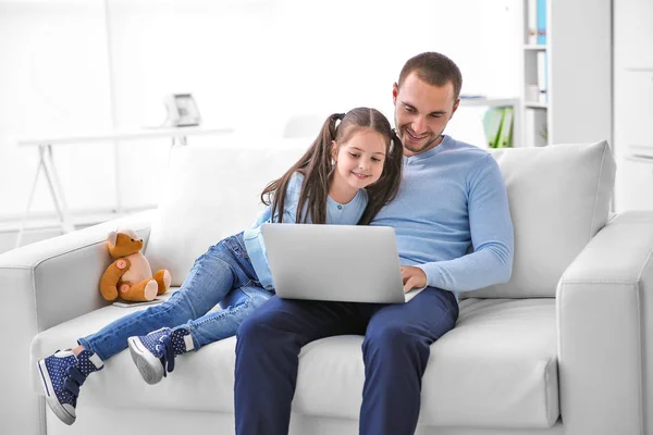 Hija Ayudando Papá Trabajar Casa — Foto de Stock