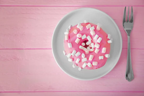 板与美味甜甜圈 — 图库照片