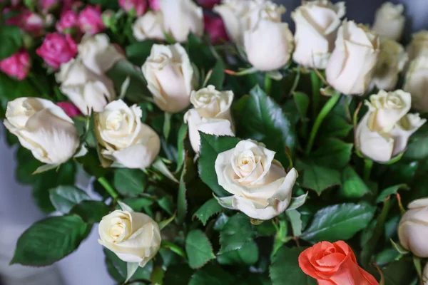 Ολόφρεσκα τριαντάφυλλα στο floral κατάστημα — Φωτογραφία Αρχείου