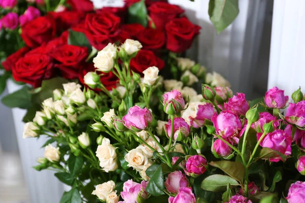 Färska rosor på blommiga shop — Stockfoto