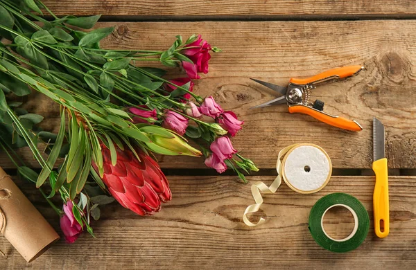 Lindas flores e equipamentos florista — Fotografia de Stock