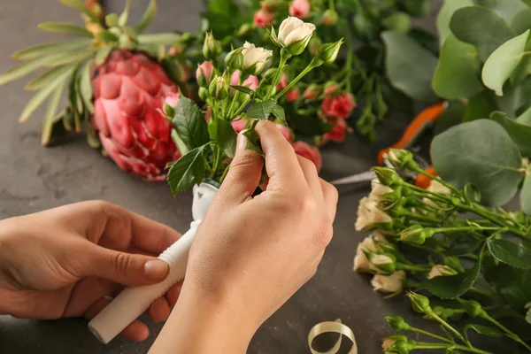 Hands making beautiful bouquet — Stock Photo, Image