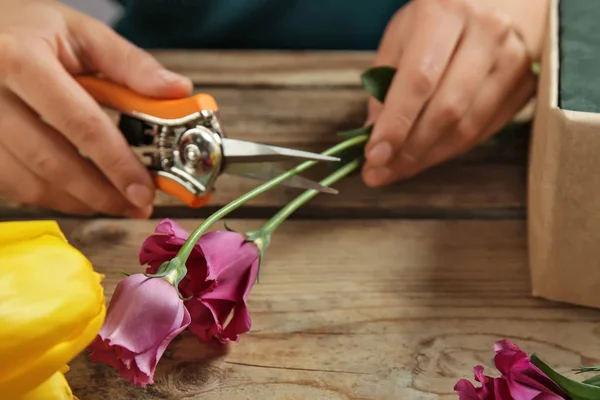 Mãos fazendo composição bela flor — Fotografia de Stock