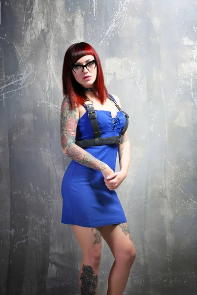 Bella ragazza con tatuaggio su sfondo a colori — Foto Stock