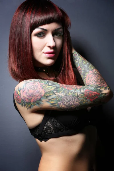 Piękna dziewczyna z tatuażem w czarnej bieliźnie — Zdjęcie stockowe