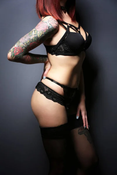 Menina bonita com tatuagem em lingerie preta — Fotografia de Stock
