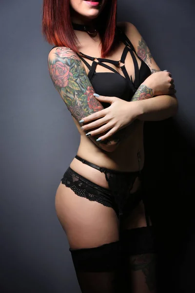 Menina bonita com tatuagem em lingerie preta — Fotografia de Stock