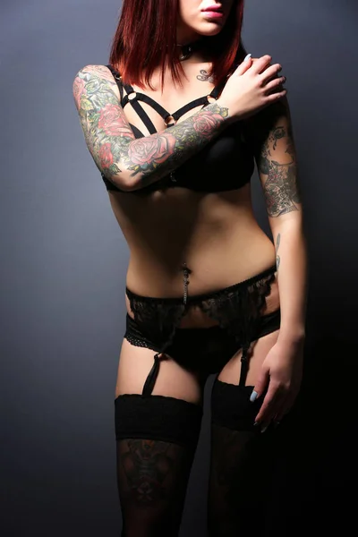 Hermosa chica con tatuaje en lencería negra — Foto de Stock