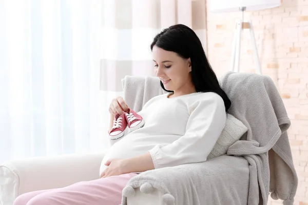 Jonge zwangere vrouw — Stockfoto