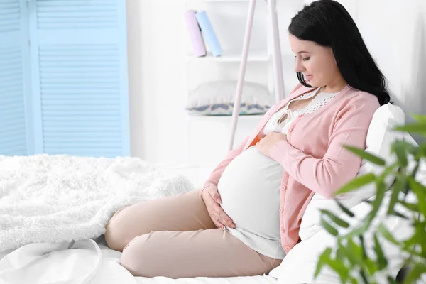 Unge gravide kvinde - Stock-foto