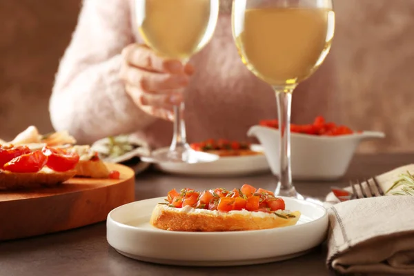 Bicchieri di vino e gustose bruschette — Foto Stock