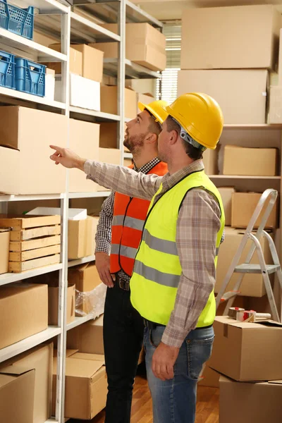 Jóvenes empresarios que trabajan — Foto de Stock