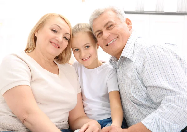 Linda Niña Con Abuelos Sala Estar —  Fotos de Stock