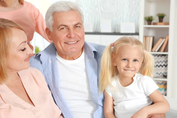 Nettes Kleines Mädchen Mit Großeltern Wohnzimmer — Stockfoto
