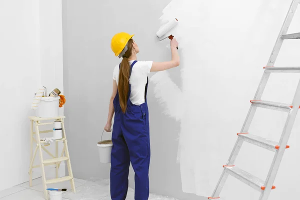 Junge Arbeiter malen Wand — Stockfoto