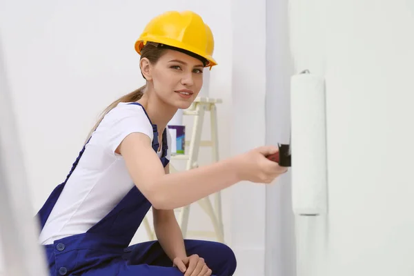Jovem trabalhador pintura parede — Fotografia de Stock