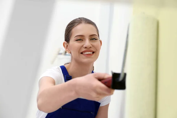 Mujer Joven Pintando Pared Habitación — Foto de Stock