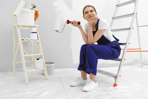 Genç kadın dekoratör — Stok fotoğraf