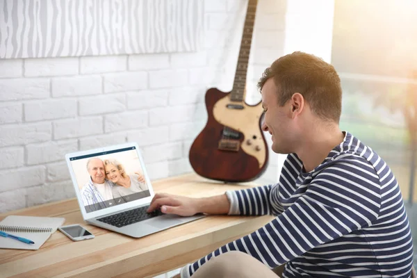 Chamada Vídeo Conceito Chat Homem Videoconferência Laptop — Fotografia de Stock