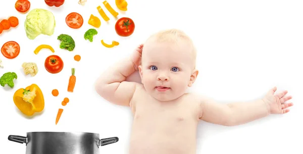 Dilimlenmiş sebze ile şirin bebek — Stok fotoğraf