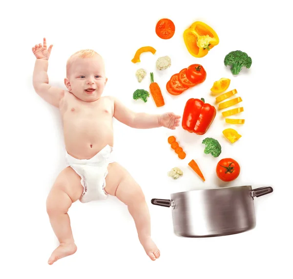 Söt baby med skivade grönsaker — Stockfoto