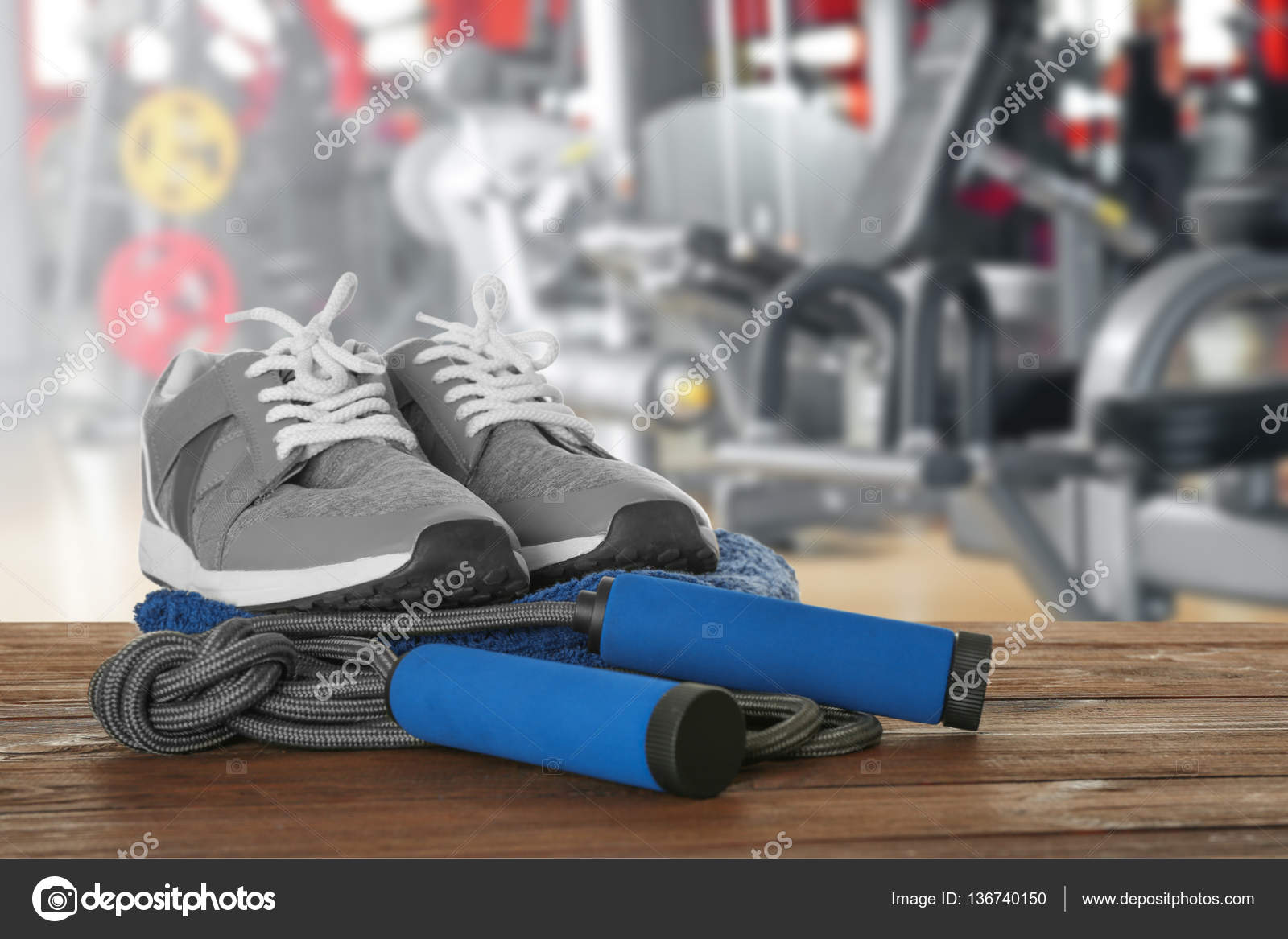 Sport Zeug auf Tisch — Stockfoto © belchonock #136740150 Sport Zeug auf Tisch — Stockfoto © belchonock #136740150