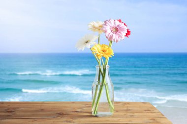 Cam vazo içinde güzel bir buket 